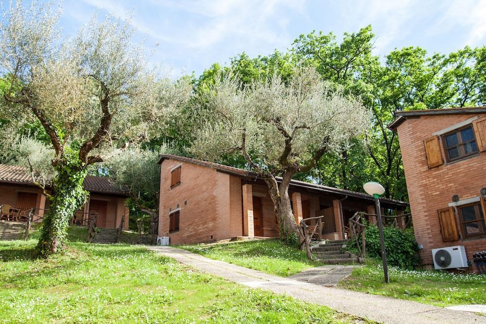 Camping Villaggio Cerquestra Magione Bagian luar foto